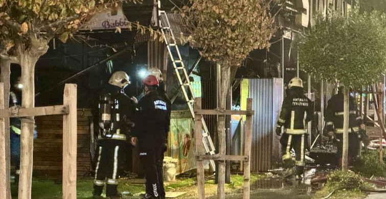 Antalya'da Kafede Yangın Kontrol Altına Alındı