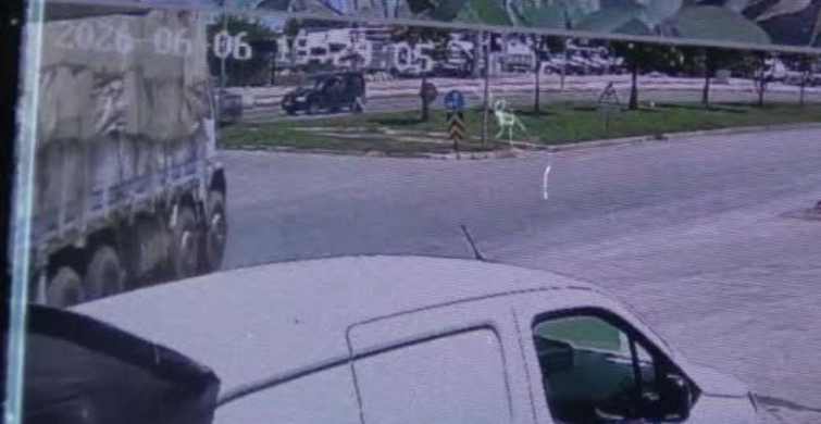 Antalya'da Kamyon Devrildi, Tomruklar Yola Saçıldı