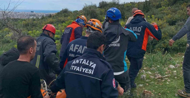 Antalya'da Kayalıklardan Düşen Kadını Ekipler Kurtardı