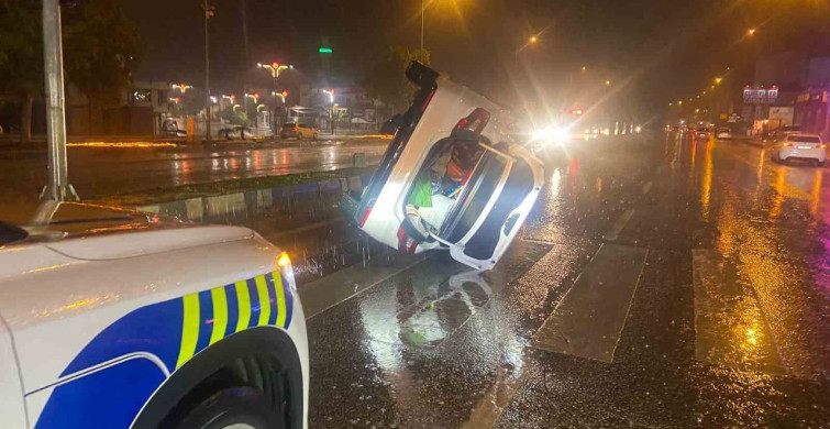 Antalya’da Kaza: Otomobil Refüje Çarpıp Yan Yattı