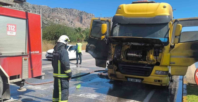 Antalya'da Kırmızı Işıkta Bekleyen Tırda Yangın Çıktı