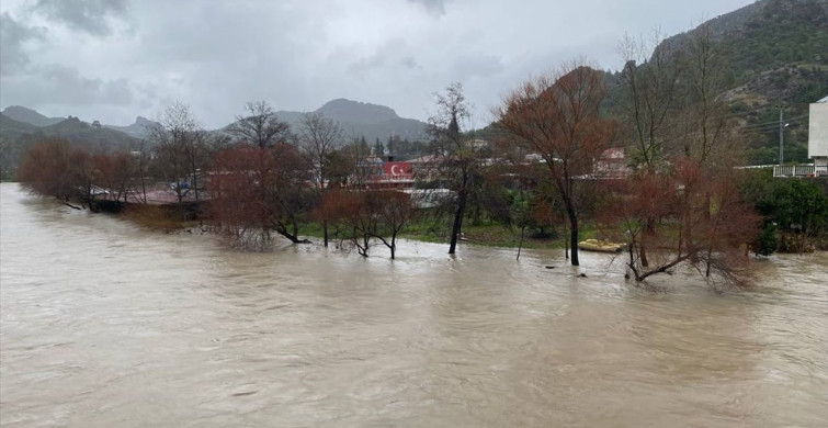 Antalya'da Kuvvetli Rüzgar ve Sağanak Hayatı Olumsuz Etkiliyor