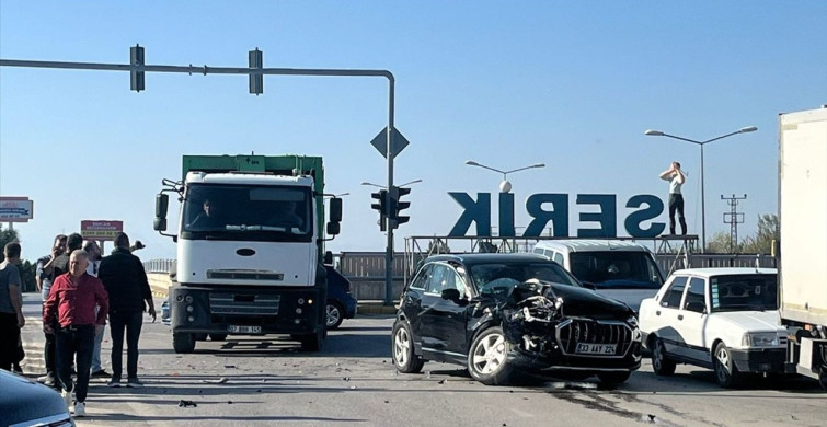 Antalya'da Midibüs ile Otomobil Çarpıştı: 4 Yaralı