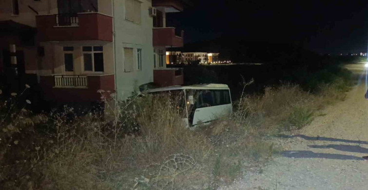 Antalya'da midibüs ile otomobil çarpıştı: 6 yaralı