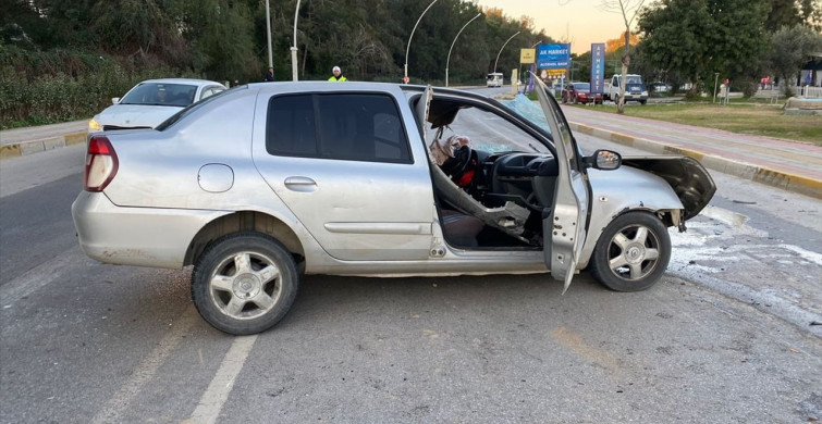 Antalya'da Midibüs ve Otomobil Çarpıştı: 3 Yaralı