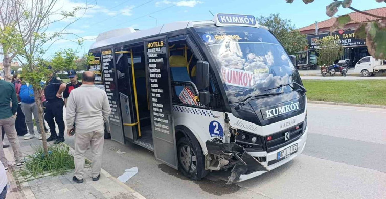 Antalya'da Minibüs Kazası: 4 Yaralı