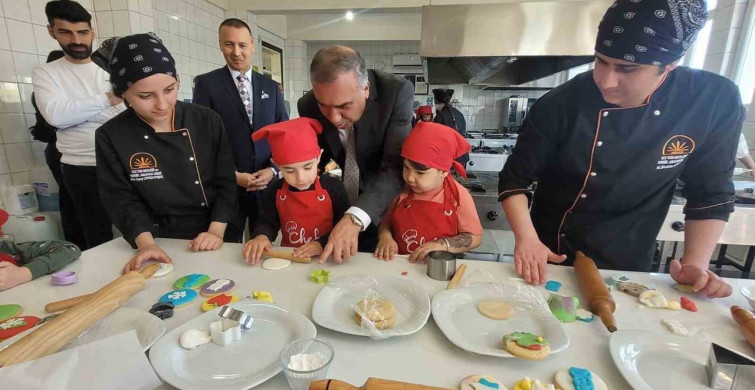 Antalya'da Minik Şeflerden Renkli Kurabiyeler