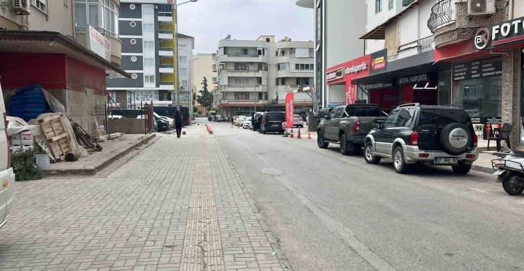 Antalya'da Motosiklet ve Otomobil Çarpıştı: 2 Yaralı