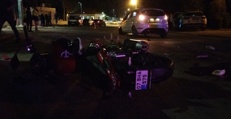 Antalya'da Motosiklet ve Otomobil Çarpıştı: İki Yaralı