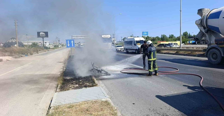 Antalya'da motosiklet yangını: sürücü yardım beklerken sadece izlediler