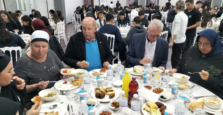 Antalya'da Mühtediler İftar Sofrasında Buluştu