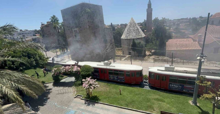 Antalya'da nostalji tramvayında yangın, esnaf yangını söndürdü