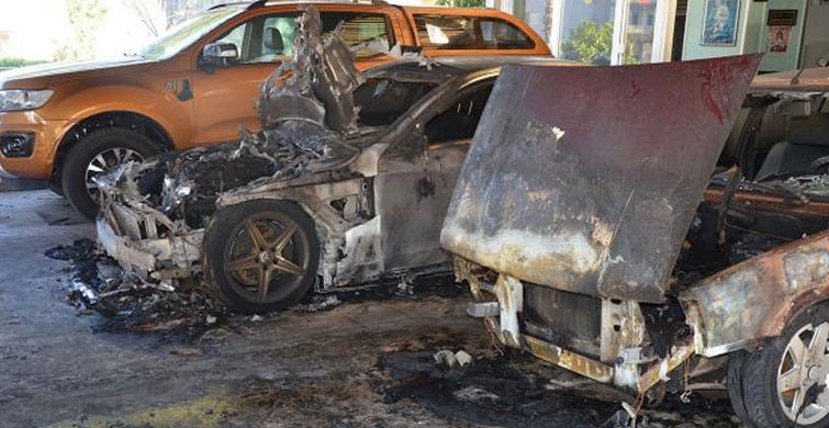 Antalya'da Oto Galeride Yangın