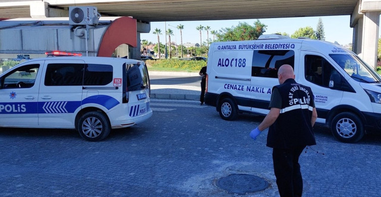 Antalya'da Otobüs Durağında Üzücü Ölüm