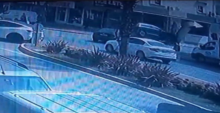 Antalya'da Otomobil Kazası: Yön Tabelası Devrildi