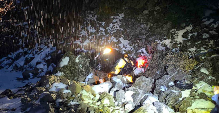 Antalya'da Otomobil Şarampole Yuvarlandı: 3 Yaralı