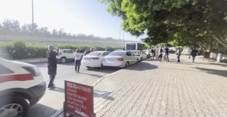 Antalya'da özel halk otobüsü ile iki otomobilin karıştığı kazada yaralanan olmadı