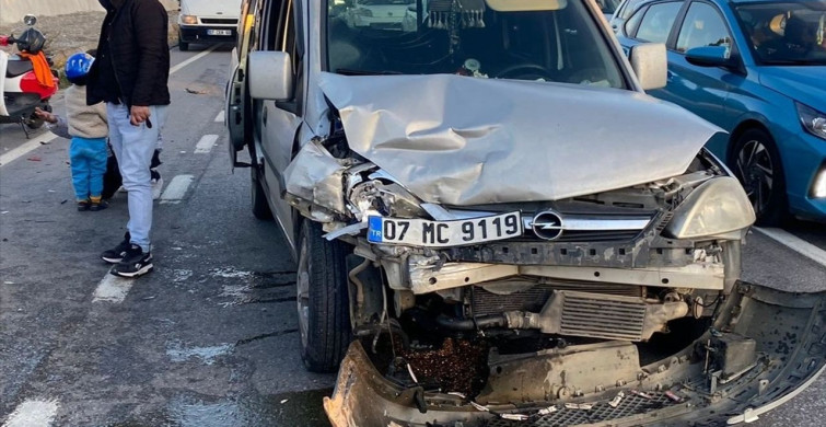 Antalya'da Park Halindeki Araca Çarpan Hafif Ticari Araçta Yaralılar Var