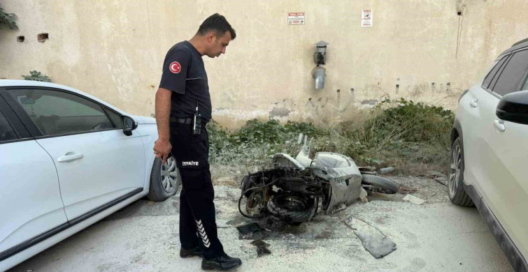 Antalya'da park halindeki motosiklet alev aldı, sürücü hayatını tehlikeye attı