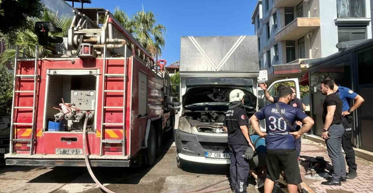 Antalya’da park halindeki nakliye kamyonunda yangın