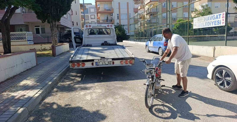 Antalya'da polisten kaçan motosiklet sürücüsü bırakıp gitti