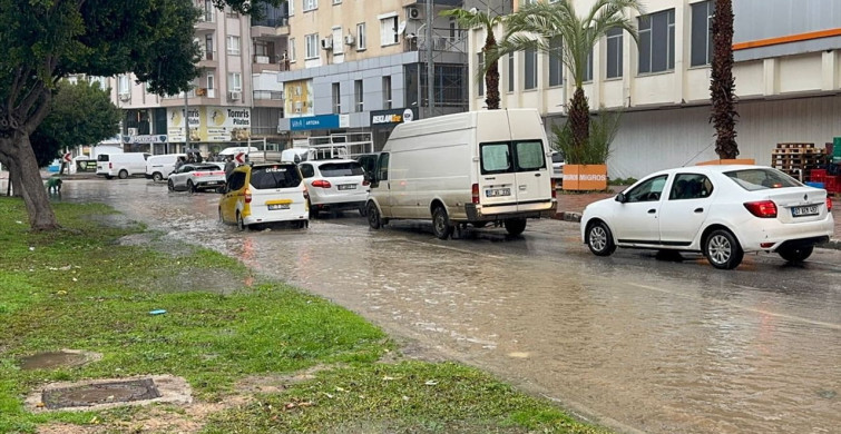 Antalya'da Rüzgar ve Sağanak Yağış Hayatı Olumsuz Etkiliyor