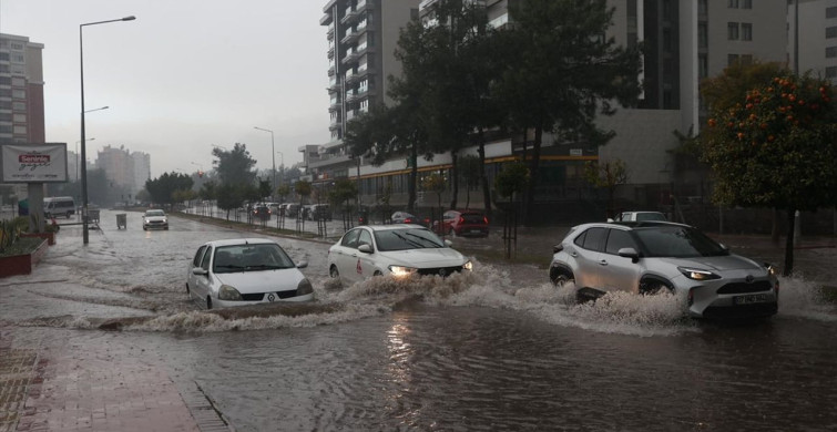Antalya'da Sağanak Yağış Hayatı Olumsuz Etkiliyor