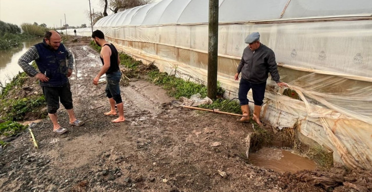 Antalya'da Sağanak Yağış Su Baskınlarına Neden Oldu