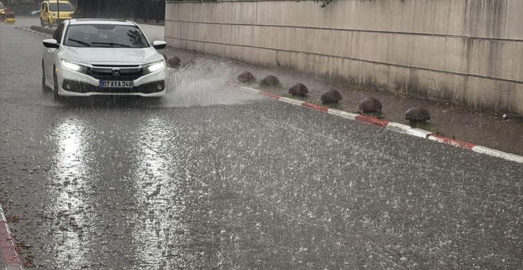 Antalya'da Sağanak Yağış ve Şiddetli Rüzgar