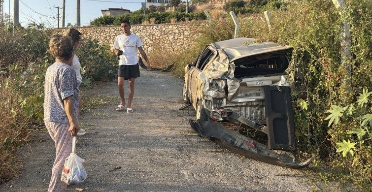Antalya'da Şarampole Devrilen Araçta Sürücü Yaralandı