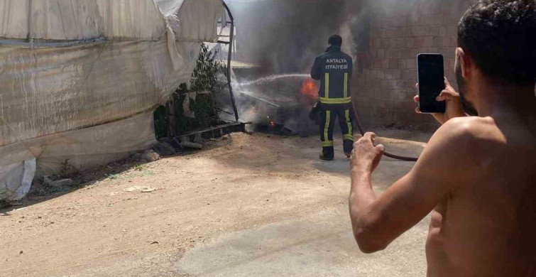 Antalya'da seraların arasında park halindeki otomobil yandı