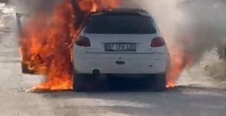 Antalya'da seyir halindeki otomobil alev aldı