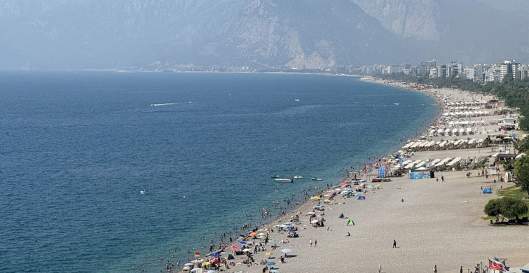 Antalya'da Sıcak Hava ve Yüksek Nem Sahilleri Doldurdu