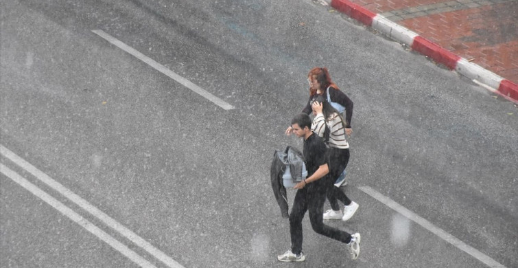 Antalya'da Şiddetli Sağanak ve Dolu Etkisini Gösteriyor