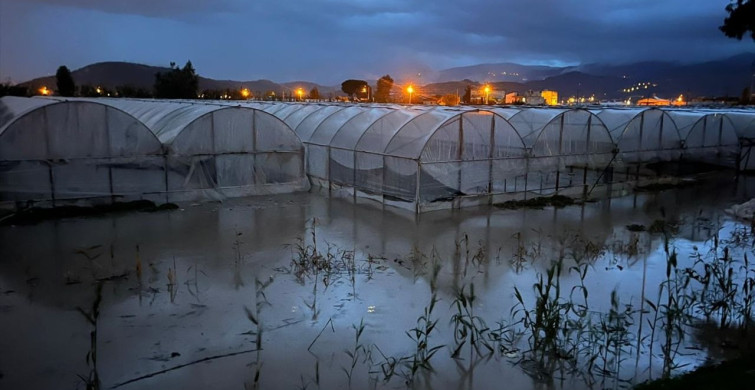 Antalya'da Şiddetli Sağanak ve Hortum Zararlar Doğurdu