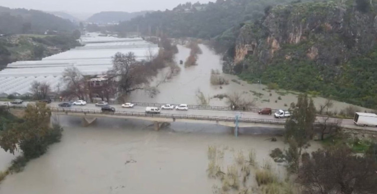 Antalya'da Şiddetli Yağış ve Rüzgar Yaşamı Olumsuz Etkiliyor