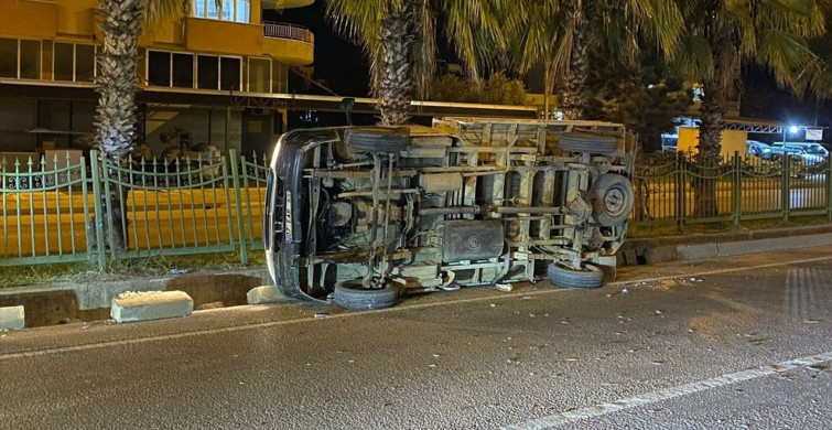 Antalya'da Taksi ve Kamyonet Çarpıştı: 2 Yaralı Var