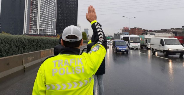 Antalya'da Ters Şeritte Drift Yapan Sürücüye 15 Bin Lira Ceza Kesildi