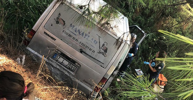 Antalya'da Ticari Aracın Ormanlık Alana Devrilmesi Sonucu 4 Kişi Yaralandı