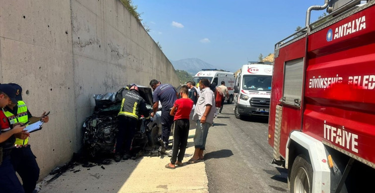 Antalya'da Tır Dorsasına Çarpan Araçta 3 Yaralı