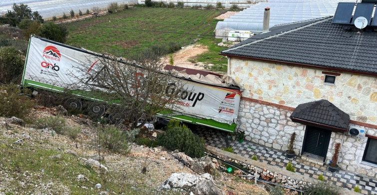 Antalya'da Tır Kazası: Sürücü Yaralandı