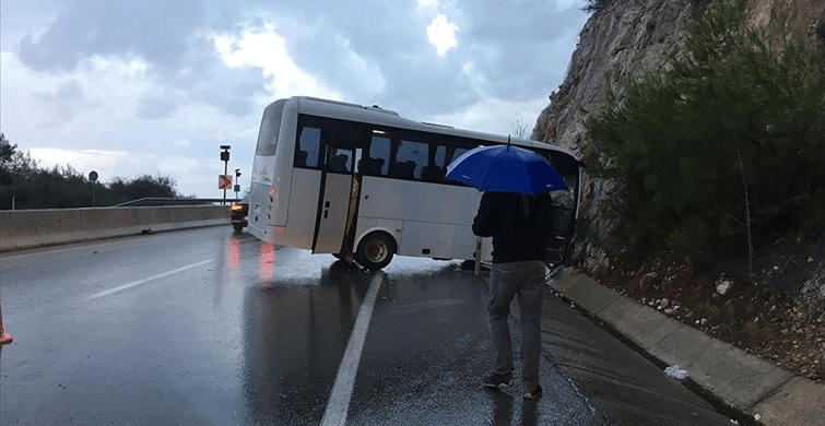 Antalya'da Trafik Kazası Meydana Geldi: 17 Yaralı