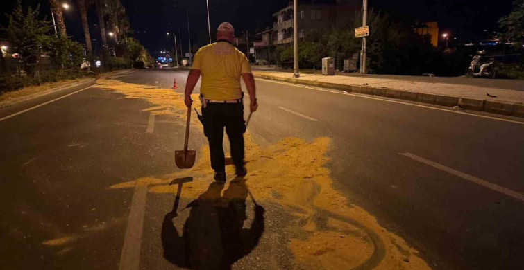 Antalya'da trafik polisi kaza sonrası yolu güvenli hale getirdi