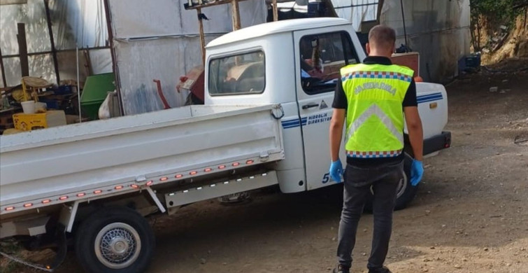 Antalya'da Trajedi: Traktörle Kamyonet Arasında Sıkışan Adam Hayatını Kaybetti