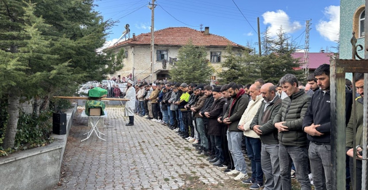 Antalya'da Trajik Olay: Polisin Ailesini Öldürdüğü Kadın ve Çocukları Defnedildi