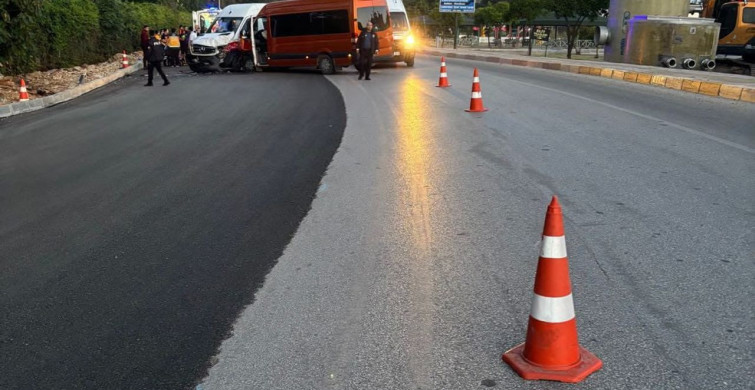 Antalya'da Tur Minibüsü Kazası: 13 Yaralı