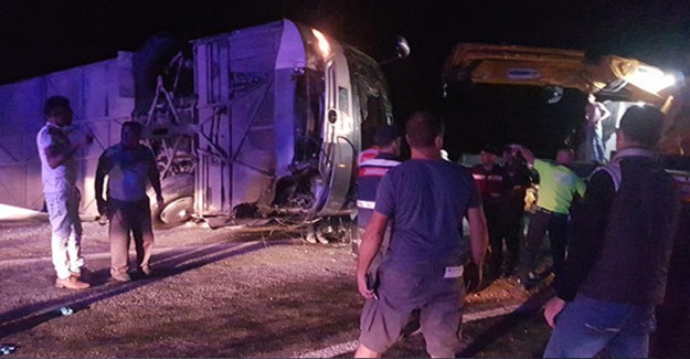 Antalya'da Tur Otobüsü Devrildi: Çok Sayıda Yaralı Var