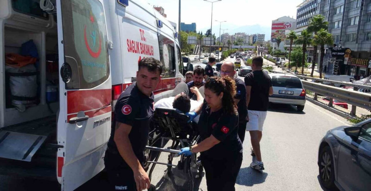 Antalya'da üst geçitte 4 araç zincirleme kaza: 1 yaralı