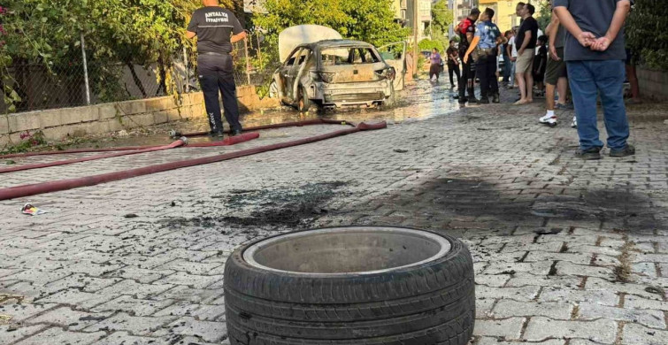 Antalya'da Yangın Korkusu: Otomobil Alev Alev Yandı