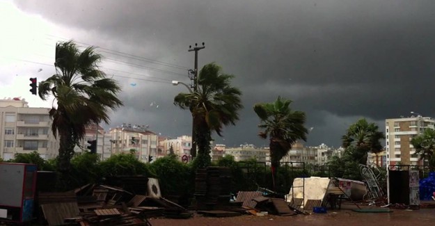Antalya'da Yine Hortum Faciası, 5 Kişi Yaralandı 